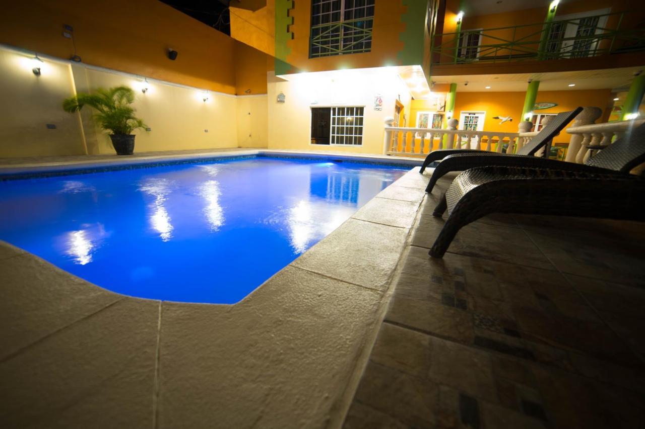 Beverly'S Oasis Suites Скарборо Екстер'єр фото